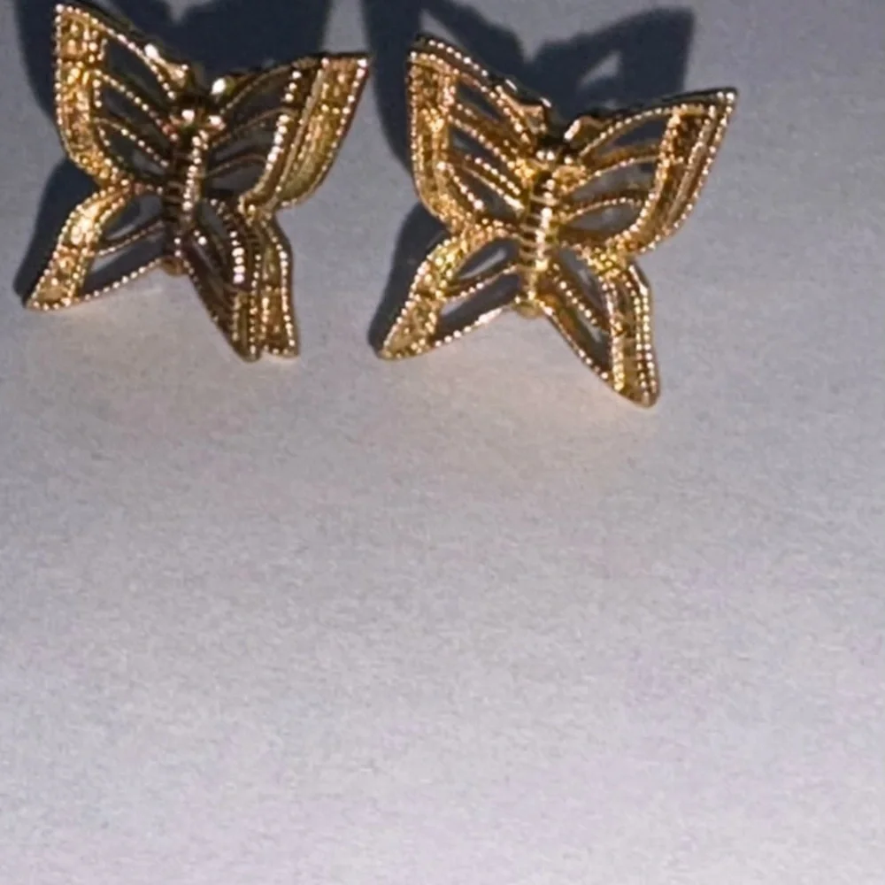 Gold tone intricate Butterfly design Earrings NWOT